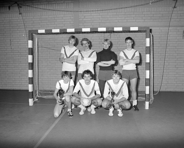 884101 Groepsportret van een handbalteam, dat prijzen gewonnen heeft op een toernooi in de Sporthal Hoograven ...
